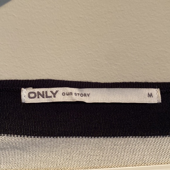 ONLY long sleeve with cut-out shoulders - Picture 2 of 3